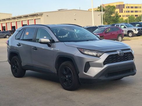 Used 2019 Toyota RAV4 LE AWD/4WD image 4