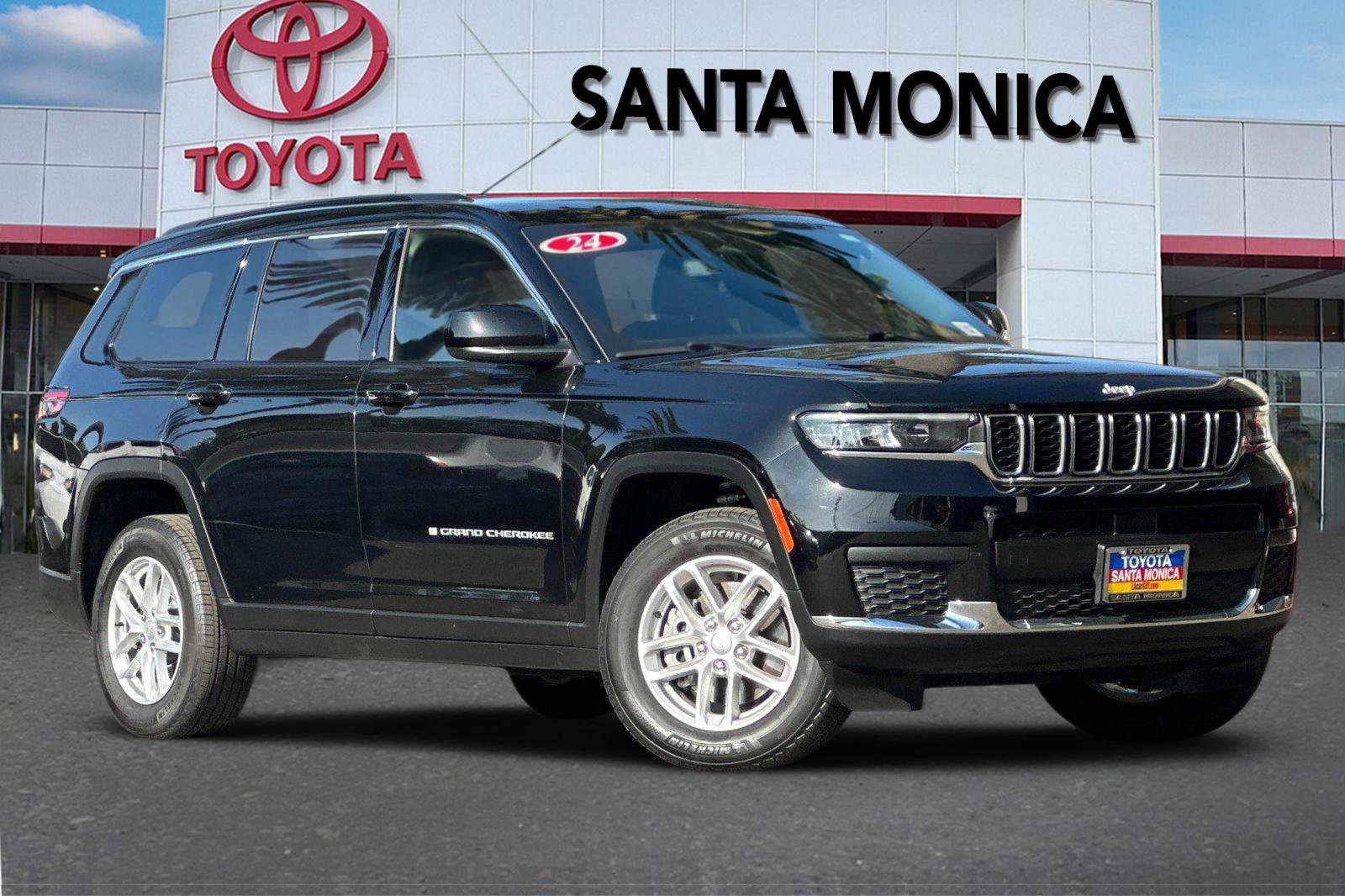 Used 2024 Jeep Grand Cherokee L Laredo w/ Luxury Tech Group I AWD/4WD image 2