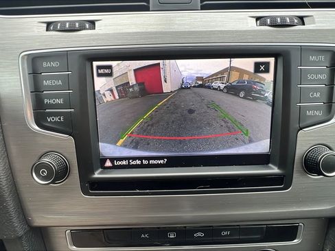 Used 2017 Volkswagen Golf S image 21