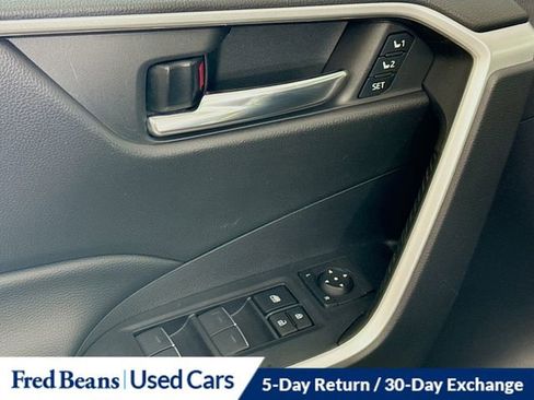 Used 2022 Toyota RAV4 XLE Premium image 17