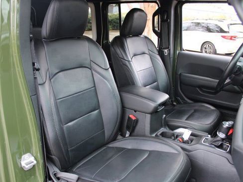 Used 2020 Jeep Wrangler Unlimited Sahara image 29