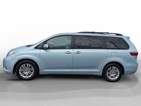 Used 2017 Toyota Sienna XLE Premium image 2