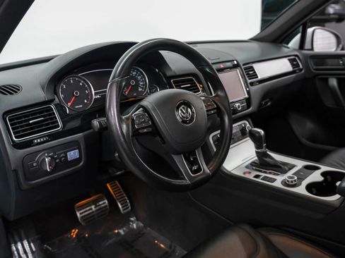 Used 2014 Volkswagen Touareg TDI AWD/4WD image 2