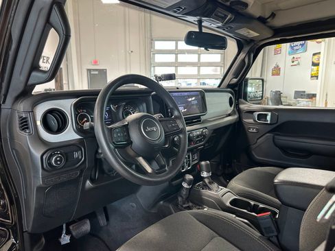Used 2025 Jeep Gladiator Sport AWD/4WD image 13