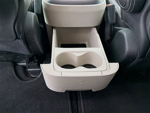 Used 2022 Chrysler Pacifica Touring-L image 26