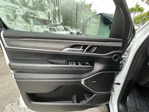 Used 2024 Jeep Wagoneer Series II w/ Flexible Seating Group image 16