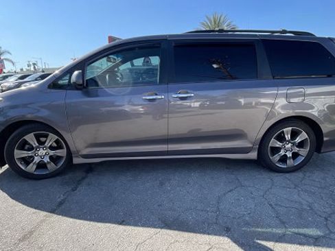 Used 2015 Toyota Sienna SE FWD image 5