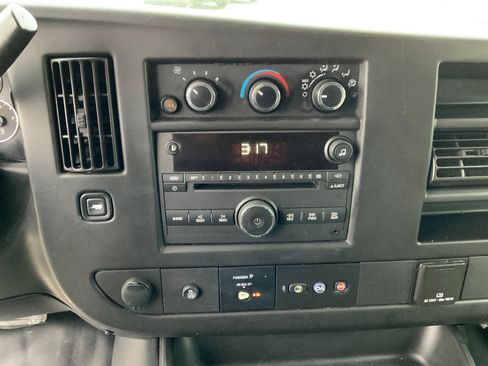 Used 2018 Chevrolet Express 2500 image 12