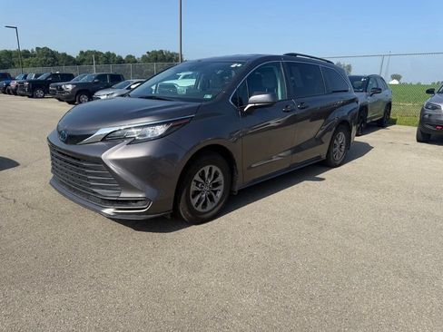 Used 2023 Toyota Sienna LE AWD/4WD image 3