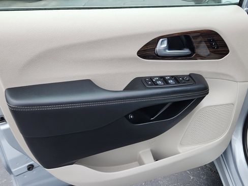 Used 2023 Chrysler Pacifica Limited image 10