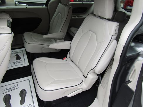 Used 2021 Chrysler Pacifica Limited w/ Uconnect Theater Family Group image 15