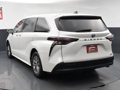 Used 2024 Toyota Sienna XLE FWD image 3