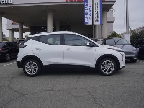 Used 2023 Chevrolet Bolt EUV LT w/ Driver Confidence Package FWD image 3