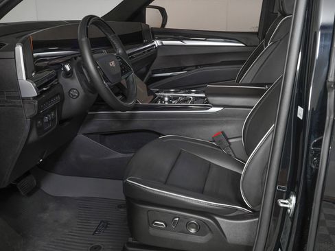 Used 2025 Cadillac Escalade Sport w/ Touring Package AWD/4WD image 15