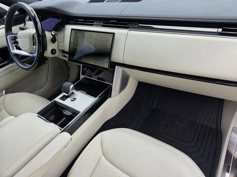 Used 2025 Land Rover Range Rover SE image 26