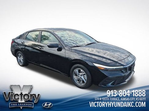 Used 2025 Hyundai Elantra SE FWD image 7