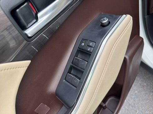 Used 2021 Toyota Highlander Limited AWD/4WD image 19