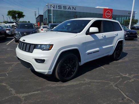 Used 2019 Jeep Grand Cherokee Altitude AWD/4WD image 2