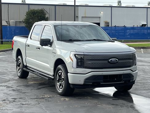 Used 2023 Ford F150 Lightning XLT AWD/4WD image 3