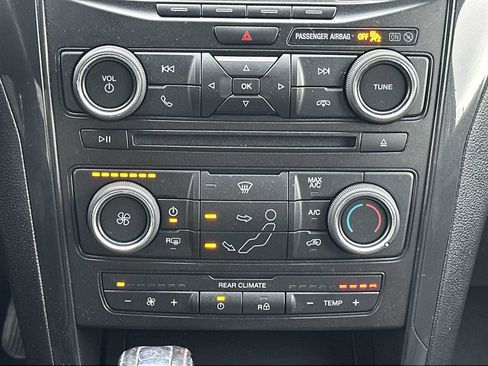 Used 2016 Ford Explorer XLT image 16