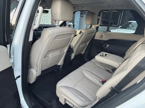 Used 2017 Land Rover Discovery SE image 34