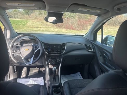 Used 2020 Chevrolet Trax LT w/ LT Convenience Package AWD/4WD image 19