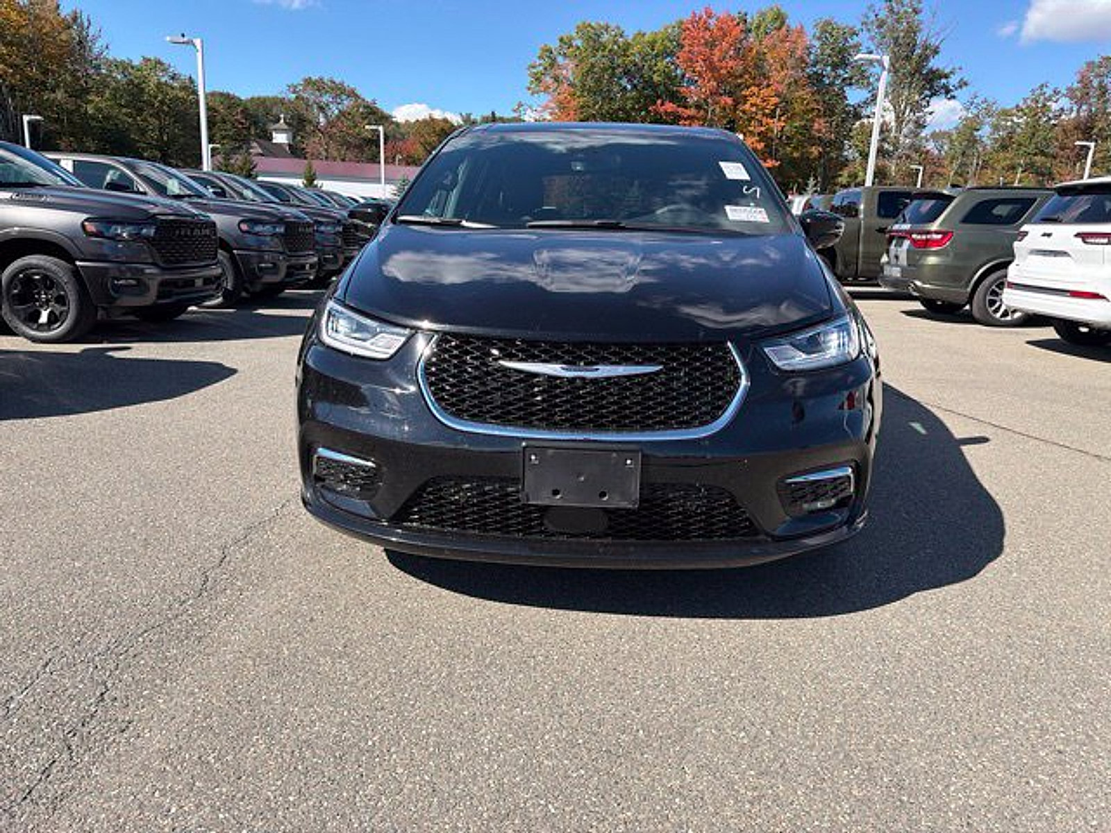 Used 2026 Chrysler Pacifica Select FWD image 2