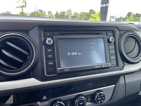 Used 2018 Toyota Tacoma SR5 AWD/4WD image 12