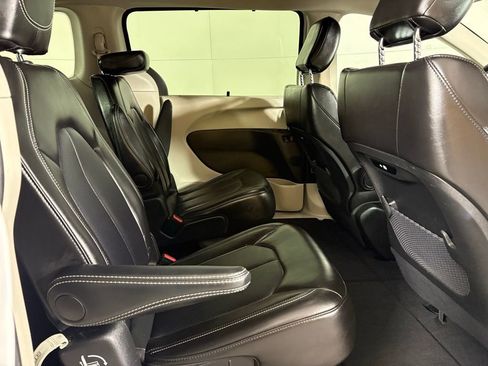 Used 2024 Chrysler Pacifica Touring-L image 15