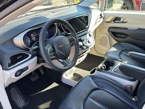 Used 2023 Chrysler Pacifica Touring-L FWD image 5