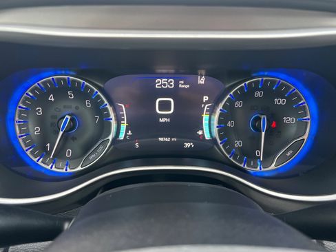 Used 2020 Chrysler Pacifica Touring-L Plus w/ Tire & Wheel Group image 26