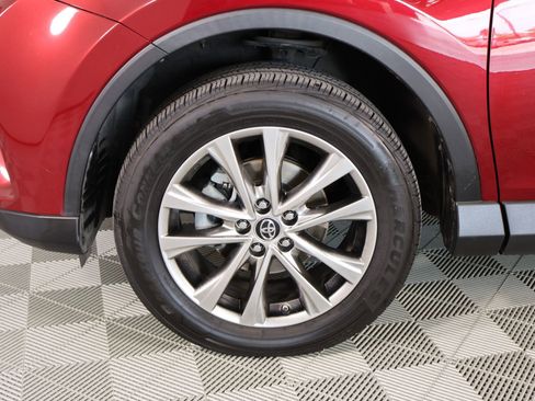Used 2018 Toyota RAV4 Limited FWD image 18