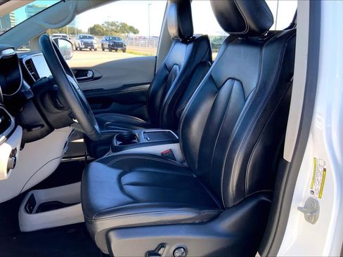 Used 2023 Chrysler Pacifica Touring-L image 7