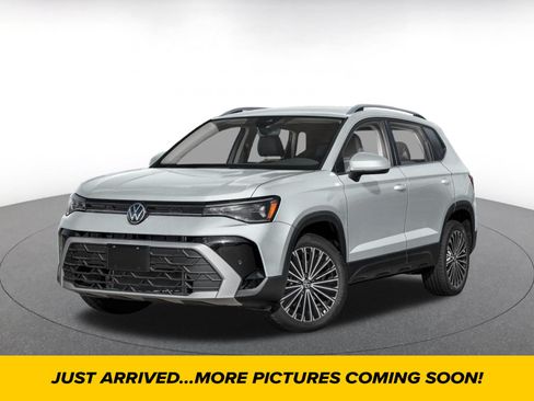 Used 2026 Volkswagen Taos SE AWD/4WD image 1