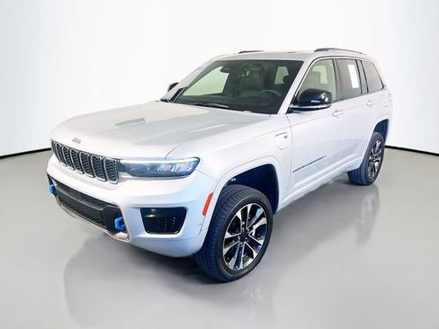 Used 2022 Jeep Grand Cherokee Overland w/ Luxury Tech Group IV AWD/4WD image 4