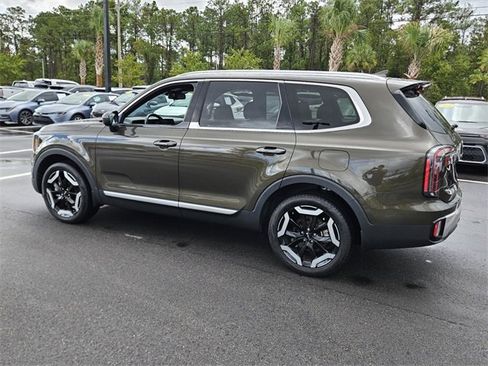 Used 2024 Kia Telluride EX w/ EX Captain's Chair Package image 4