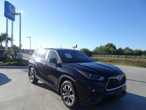 Used 2023 Toyota Highlander XLE image 3