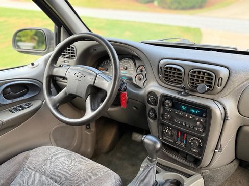 Used 2004 Chevrolet TrailBlazer LS w/ LS Preferred Equipment Group AWD/4WD image 12