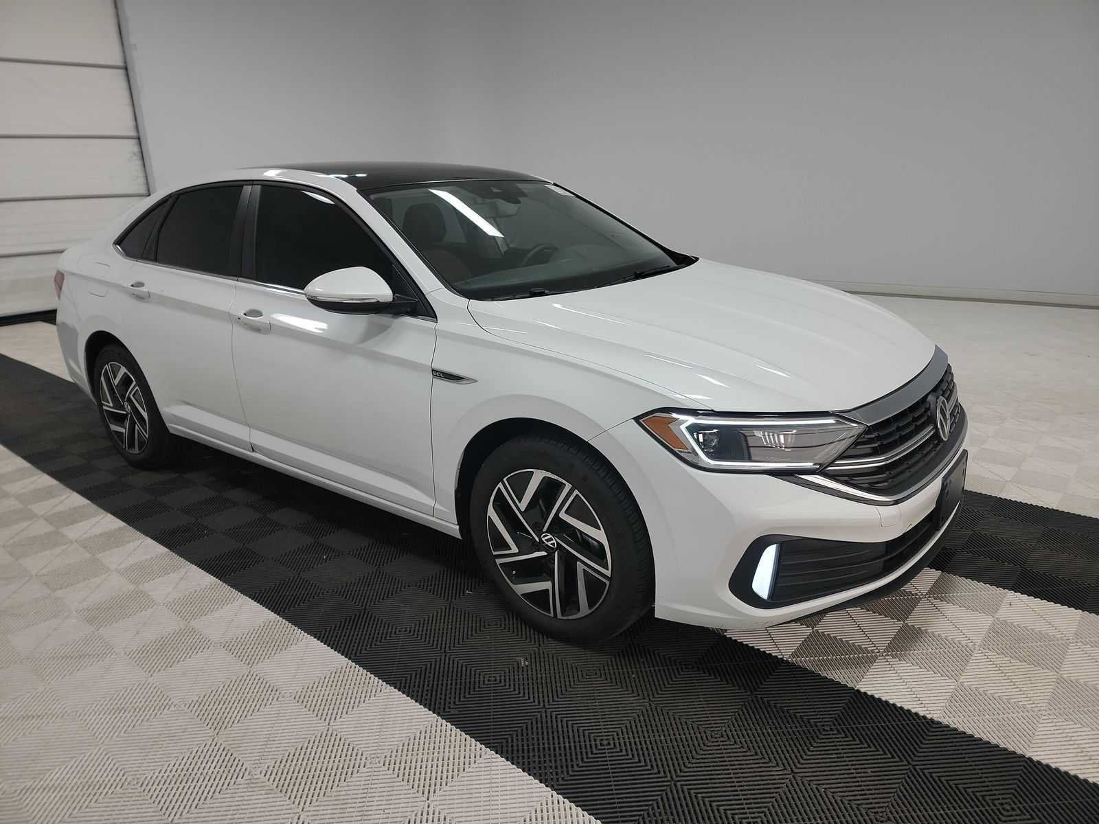 Used 2024 Volkswagen Jetta SEL FWD image 2