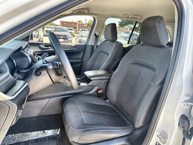 Used 2024 Jeep Grand Cherokee Laredo RWD image 11
