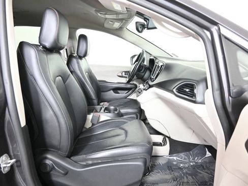 Used 2019 Chrysler Pacifica Touring-L FWD image 13