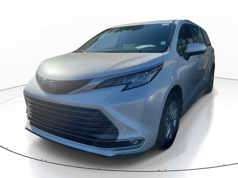 Used 2023 Toyota Sienna Limited AWD/4WD image 3