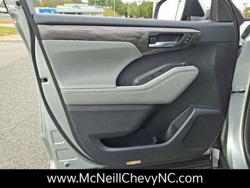 Used 2023 Toyota Highlander L image 12