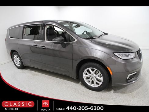 Used 2023 Chrysler Pacifica Touring-L image 1