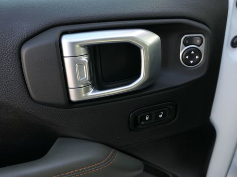 Used 2025 Jeep Gladiator Mojave w/ Convenience Group image 13