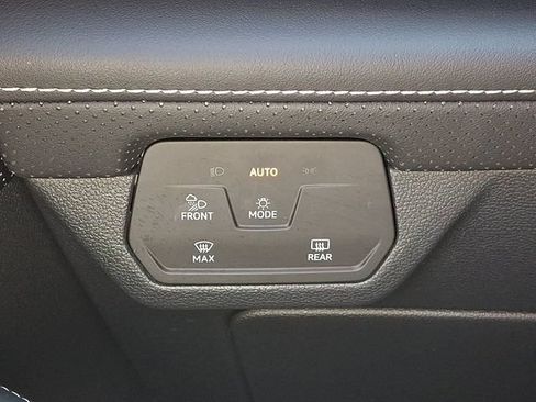 Used 2025 Volkswagen Atlas SE AWD/4WD image 28
