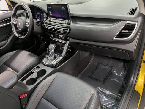 Certified 2022 Kia Seltos SX w/ Sunroof Package image 29