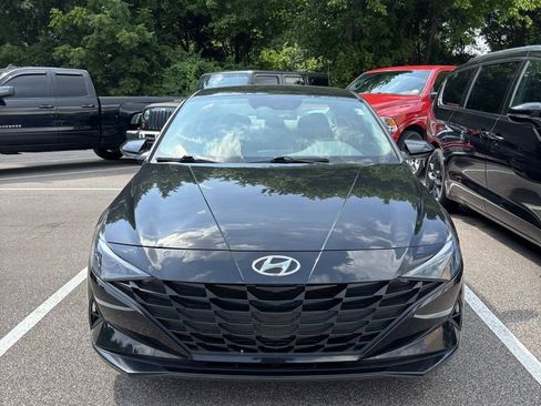 Used 2021 Hyundai Elantra SE FWD image 2