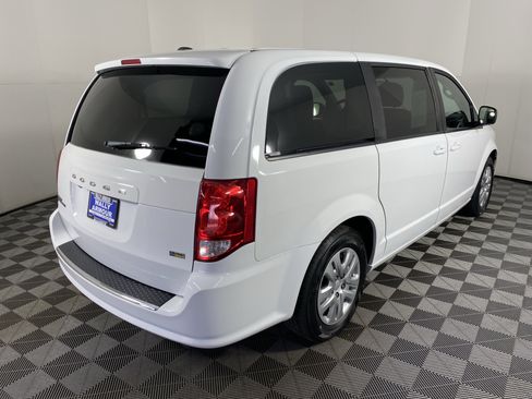 Used 2018 Dodge Grand Caravan SE w/ UConnect Hands-Free Group image 5
