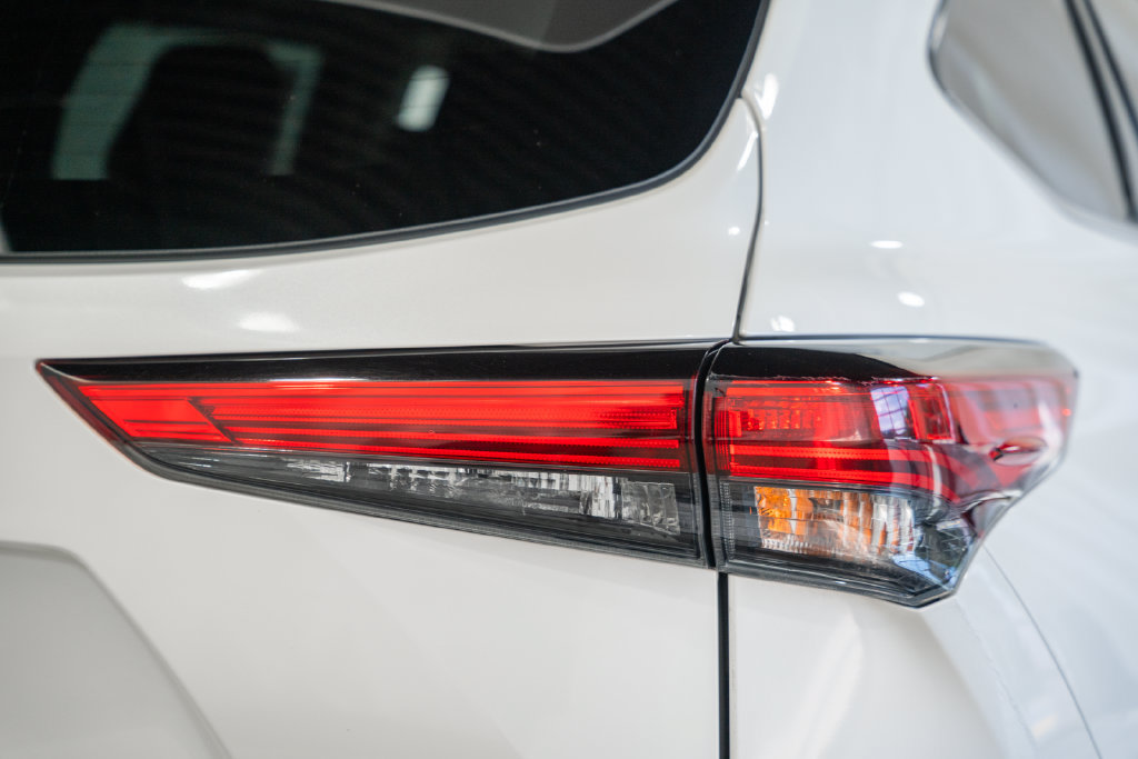 Used 2021 Toyota Highlander XLE AWD/4WD image 6